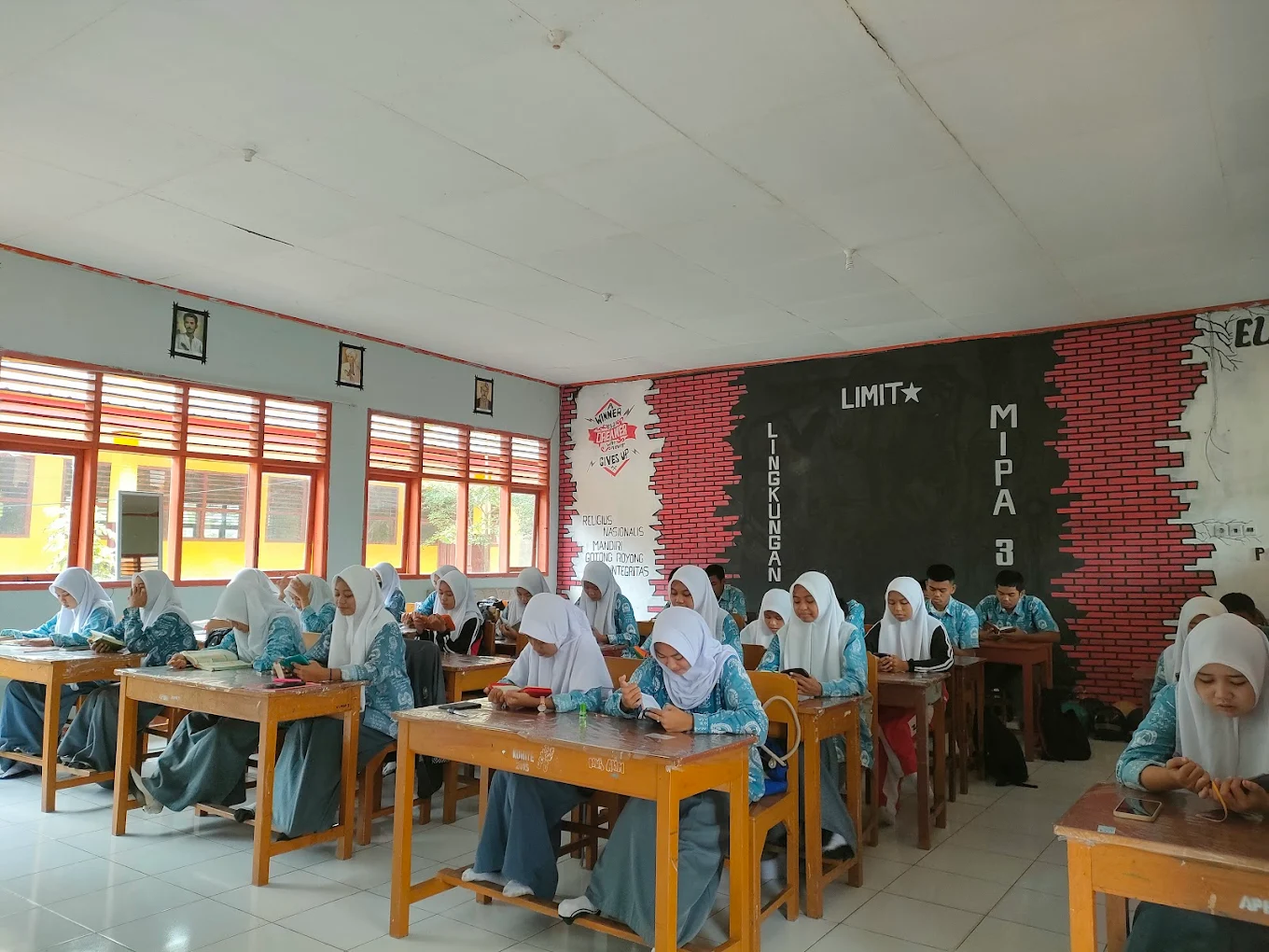 Aktif melaksanakan berbagai kegiatan akademik dan non-akademik